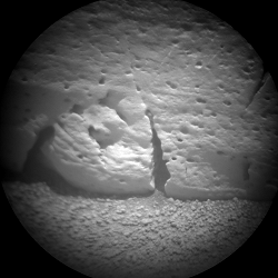 Cette image de la cible Rocknest3 a été prise au cours du Sol 57 (4 Octobre 2012) par la caméra de ChemCam RMI (Remote Micro-Imager) sur le rover Curiosity de la NASA à une distance de 3,7 m