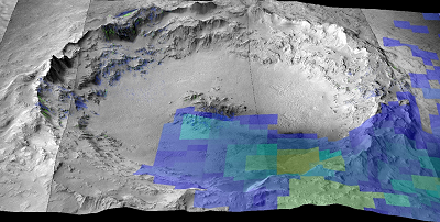 Cratère Mojave formé il y a quelques millions d'années et identifié comme étant la source du plus grand groupe de météorites martiennes (les shergottites). Les pixels colorés montrent la présence de minéraux mafiques (pyroxène et olivine) identifiés par OMEGA et CRISM, et qu'on trouve également dans les météorites martiennes à partir d'analyses en laboratoire.