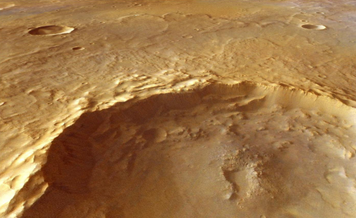 Ce même cratère est ici montré selon une vue en perspective avec les données couleurs HRSC/Mars Express et l'altimétrie MOLA/MGS. On peut voir le pic central du cratère au premier plan, et les éjectas lobés à l'arrière plan.